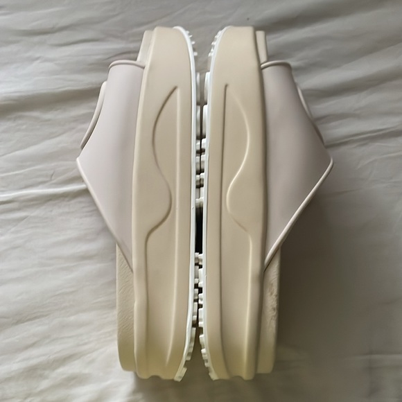 Gucci Women’s Miami Embossed Platform Slides - Off White - Picture 3 of 3